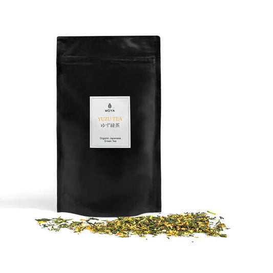 Moya organic Japanese yuzu green tea in a 100 g bag.